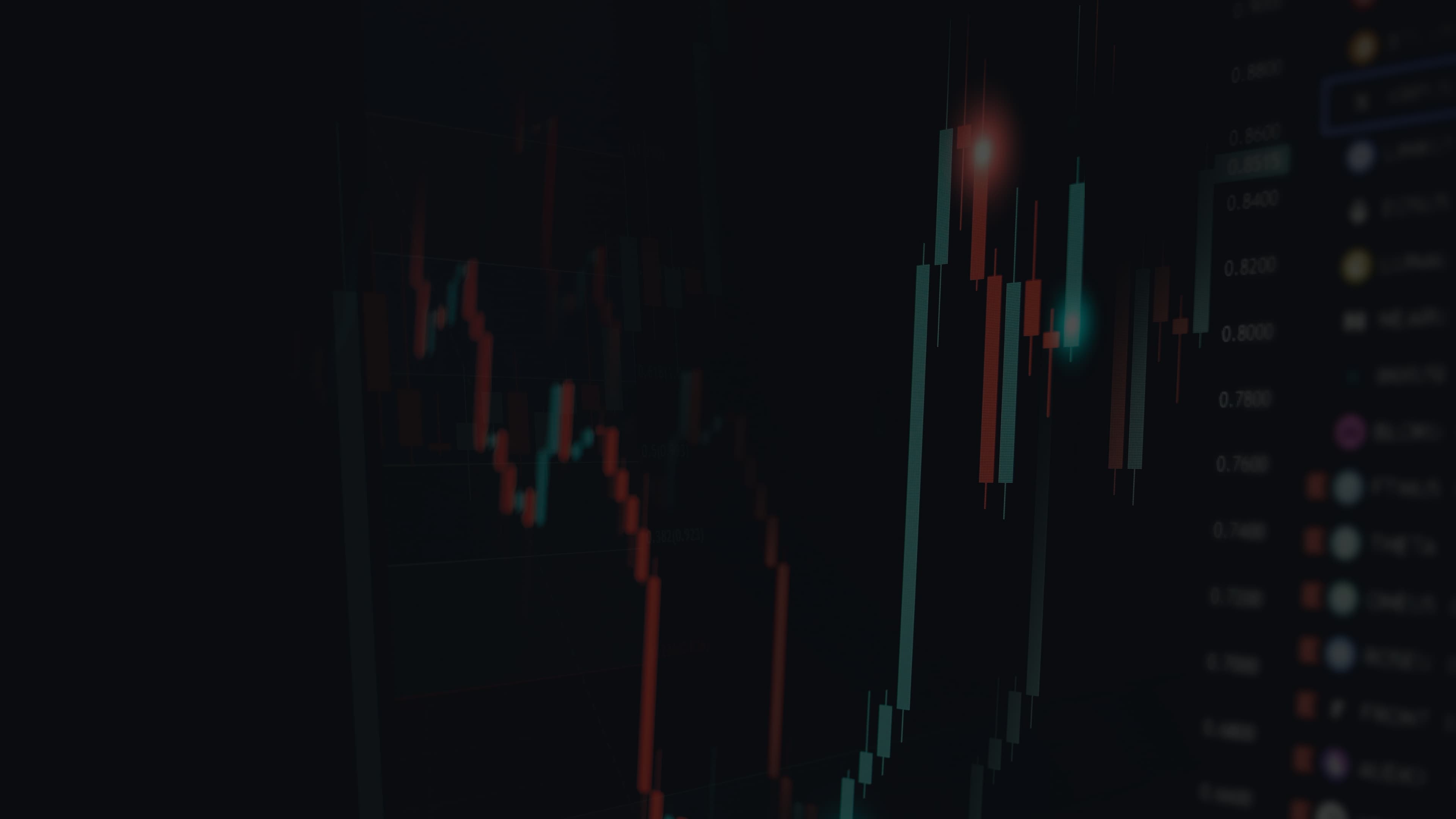 Imagen de tres versiones de un hombre relacionado con el trading financiero. El fondo muestra gráficos de barras y líneas que representan el mercado financiero.