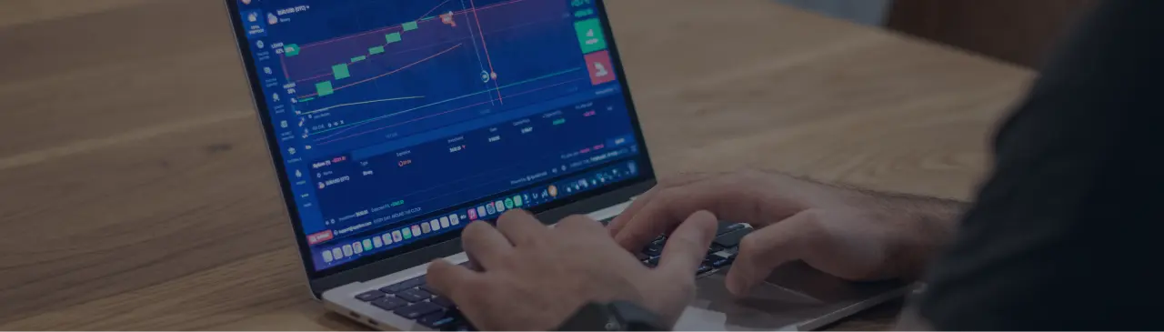 Imagen de un usuario con su laptop